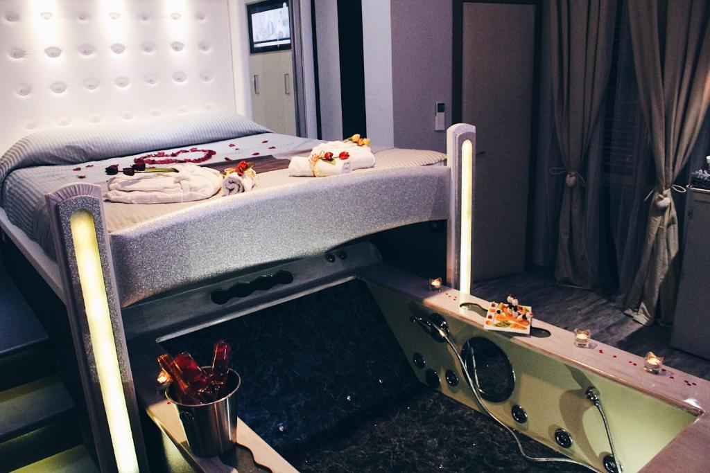 A bed or beds in a room at Roma d'Amore