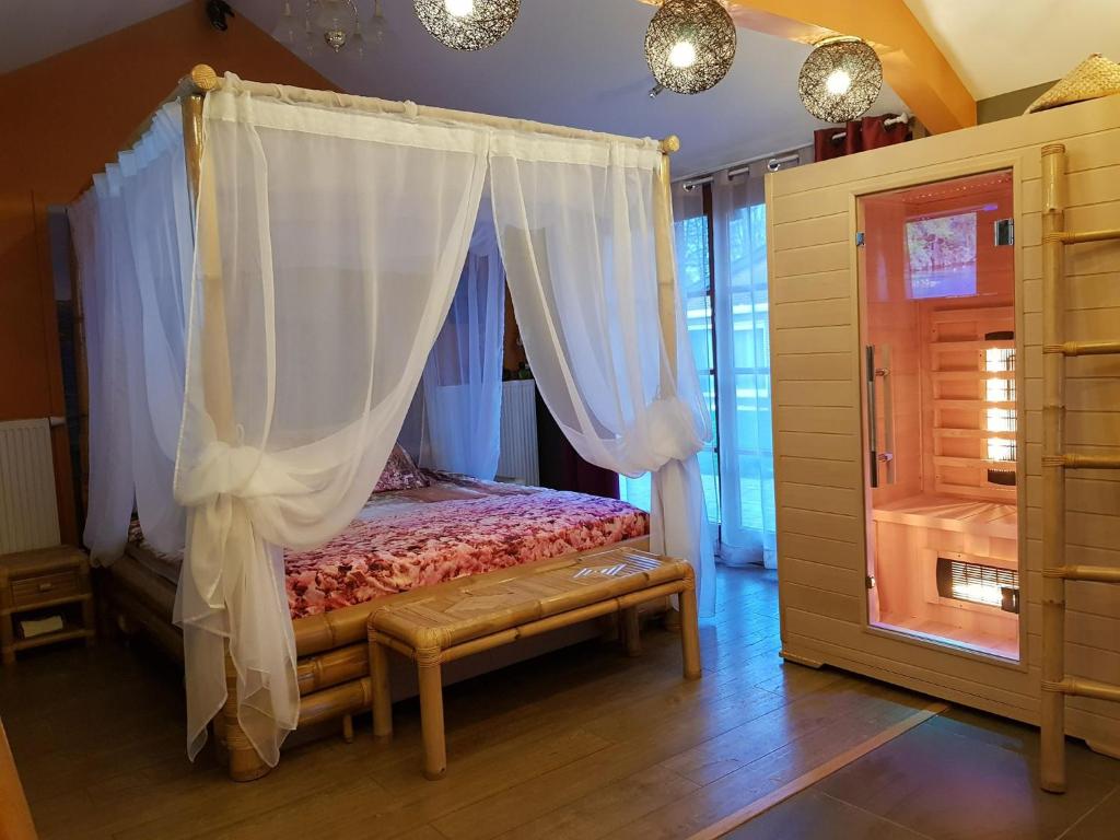 Postel nebo postele na pokoji v ubytování Het Filipijns Slaaphuisje