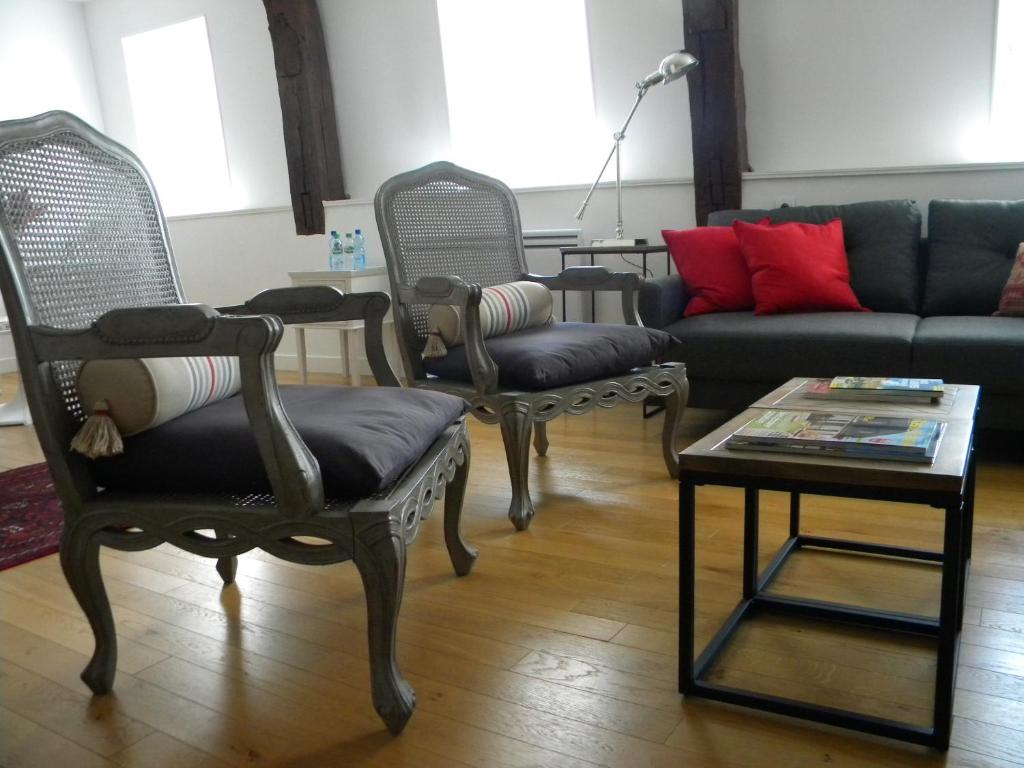 a living room with two chairs and a couch at Les chanceliers Duplex in Beaune