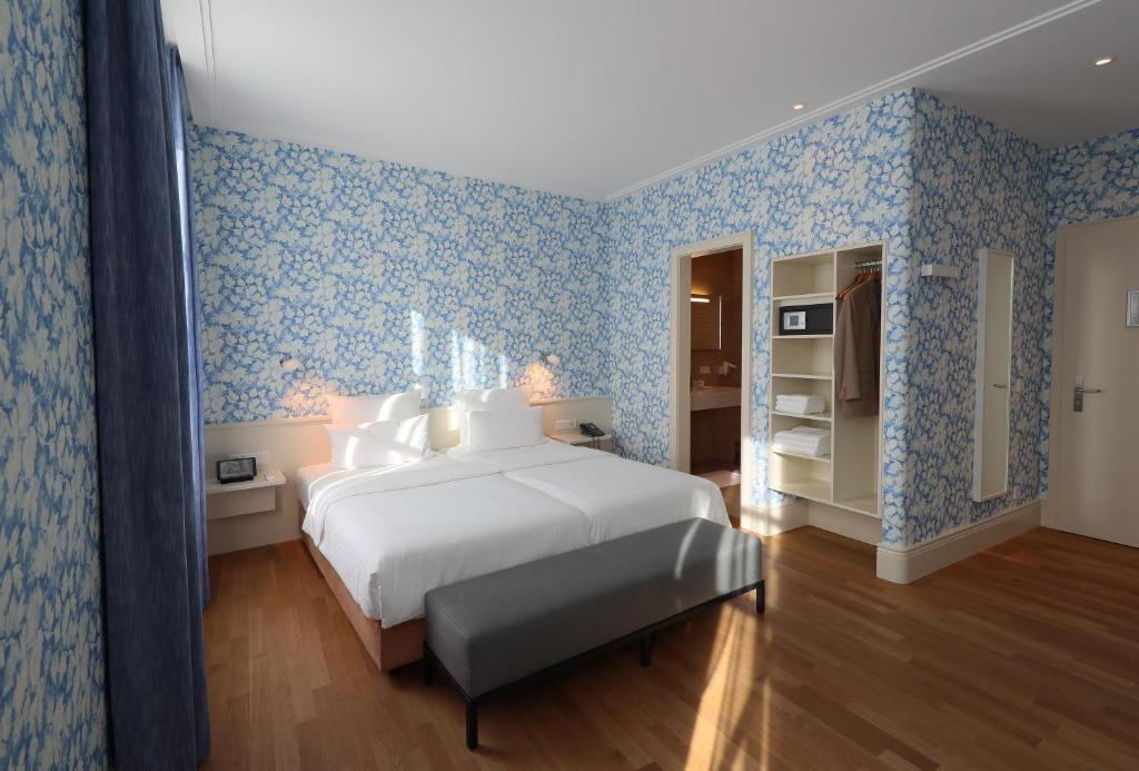 Een bed of bedden in een kamer bij MOMA1890 Boutique Hotel