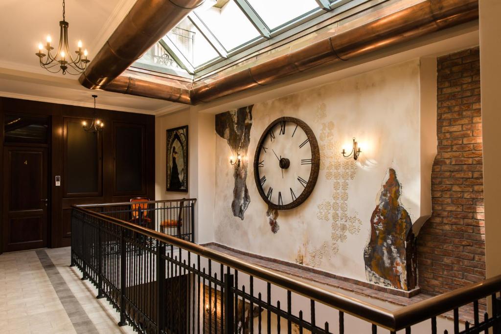 錫比烏的住宿－Artisans Boutique Villa，楼梯建筑墙上的时钟