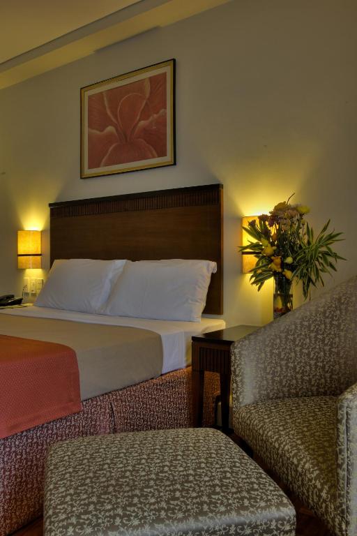 Postel nebo postele na pokoji v ubytování Fersal Hotel Neptune Makati