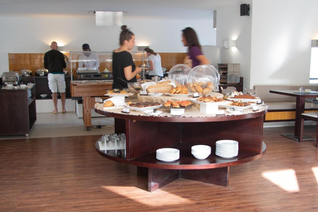 Comida en o cerca de este hotel