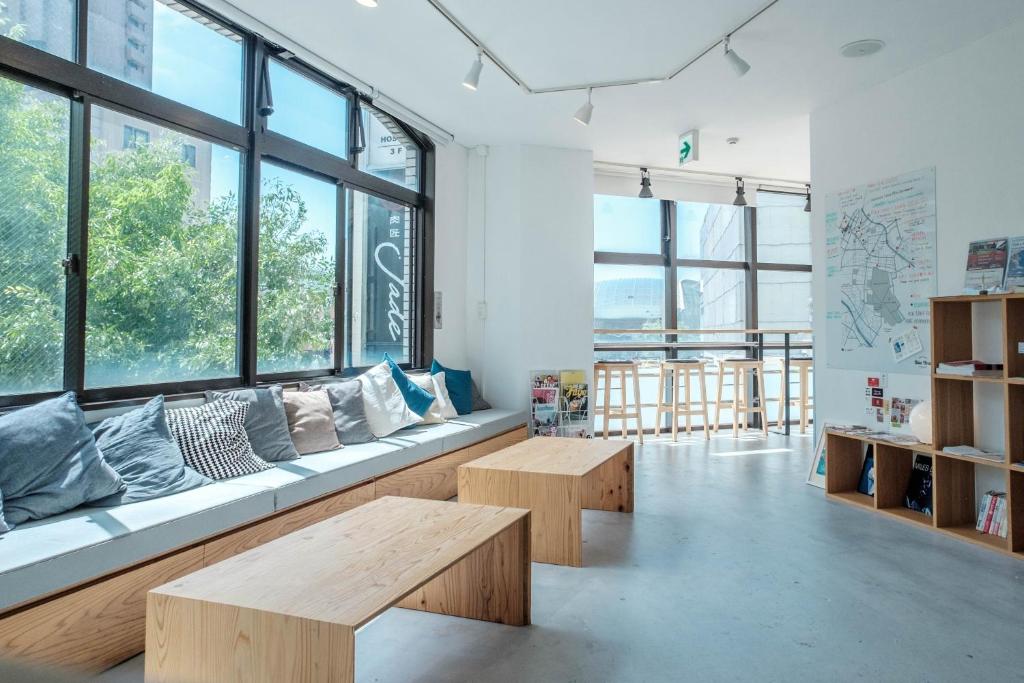 a living room with a bench and windows at Blue Hour Kanazawa in Kanazawa