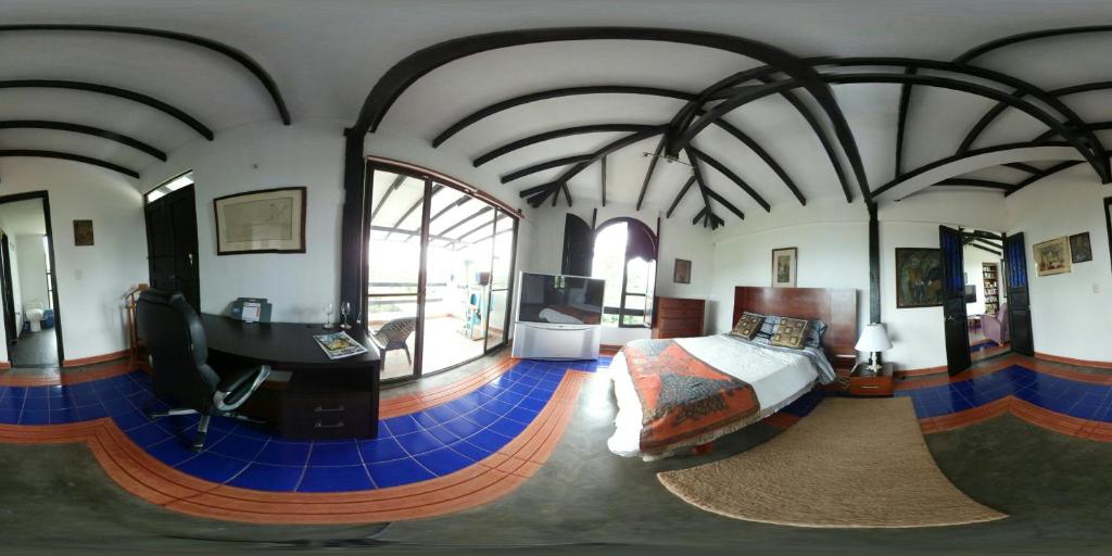 1 dormitorio con 1 cama y escritorio en una habitación en Santamaría Hotel Bed and Breakfast, en Pereira