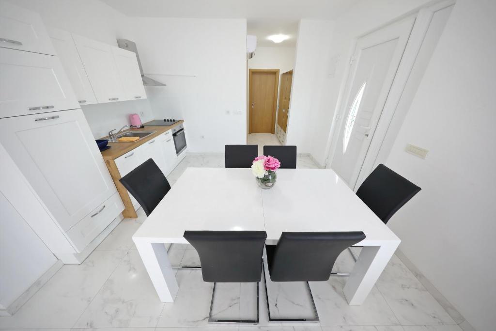 Kuchyňa alebo kuchynka v ubytovaní Apartmani Vlado Mitar