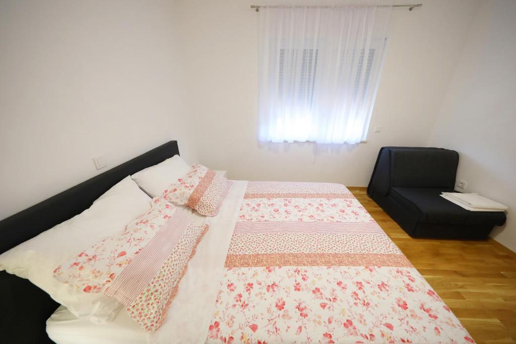 Posteľ alebo postele v izbe v ubytovaní Apartmani Vlado Mitar