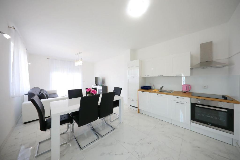 Kuchyňa alebo kuchynka v ubytovaní Apartmani Vlado Mitar