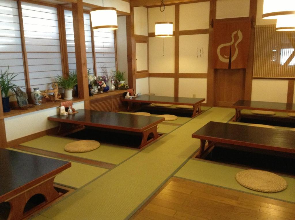 Posezení v ubytování Minamiya 山とねこと遊ぶ宿 みなみ家