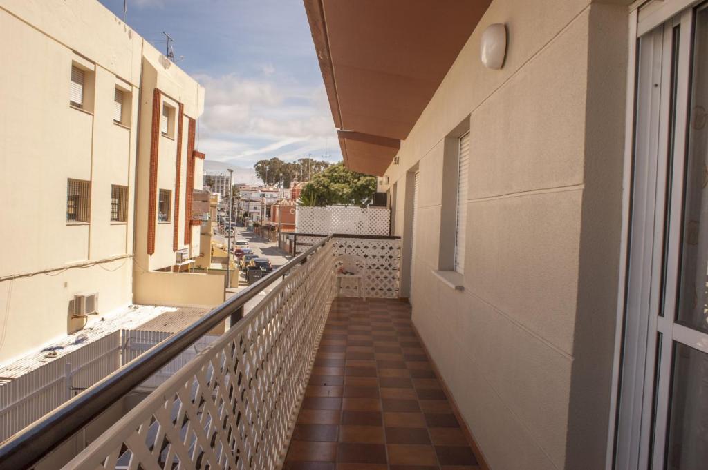ロタにあるApartamento Marina con garajeの通りの景色を望む建物のバルコニー