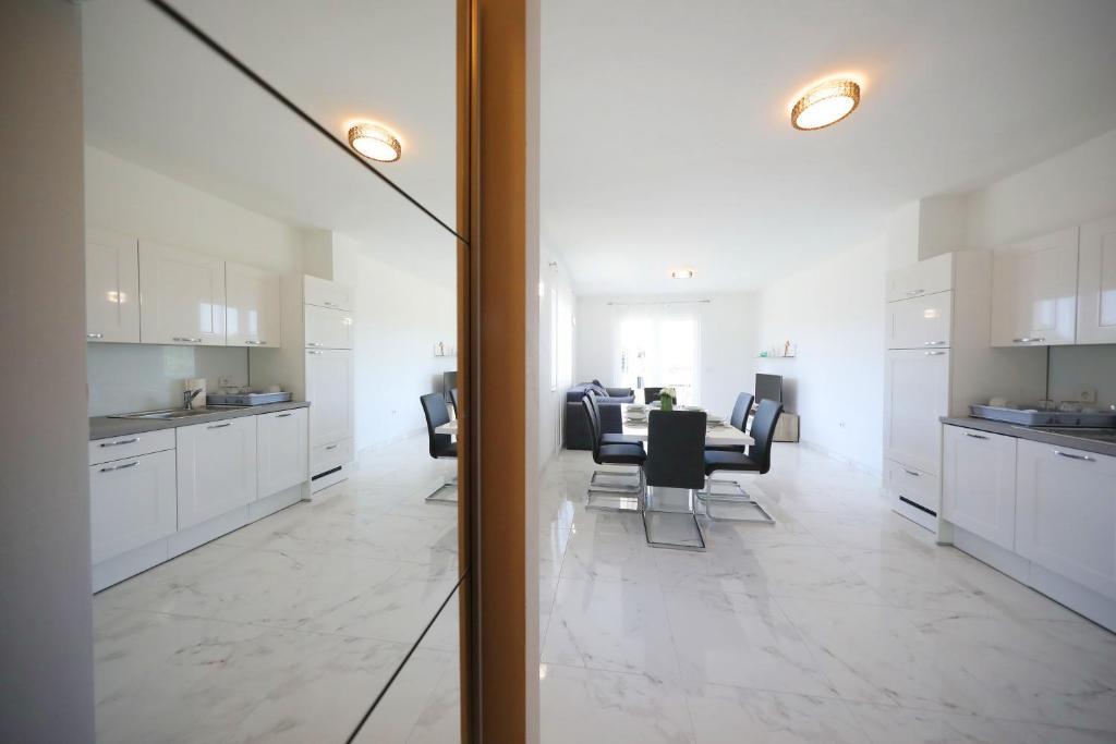 Kuchyňa alebo kuchynka v ubytovaní Apartmani Vlado Mitar