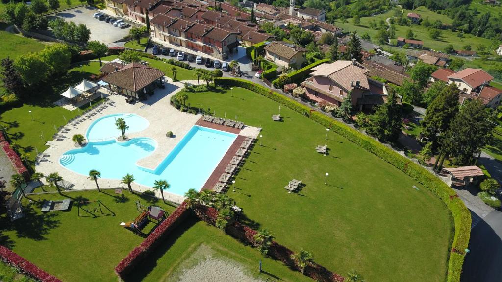 Bazén v ubytování Residence La Berna nebo v jeho okolí
