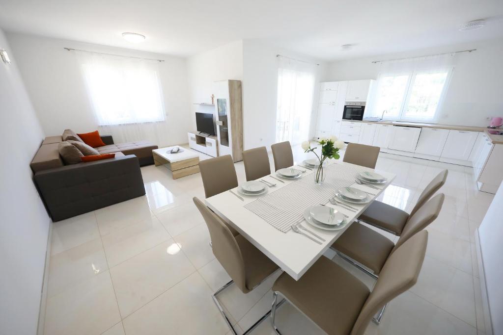 Televízia a/alebo spoločenská miestnosť v ubytovaní Apartmani Vlado Mitar