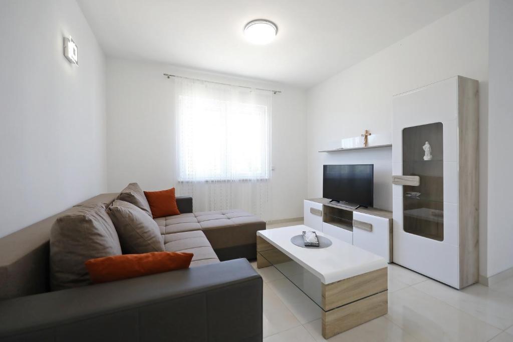 Televízia a/alebo spoločenská miestnosť v ubytovaní Apartmani Vlado Mitar