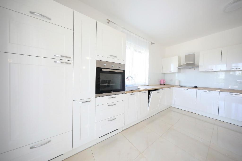 Kuchyňa alebo kuchynka v ubytovaní Apartmani Vlado Mitar