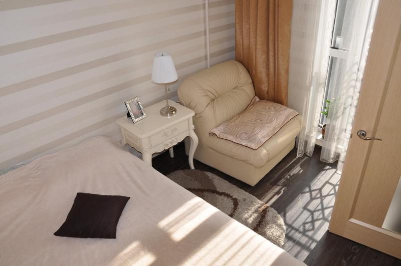 ein Schlafzimmer mit einem Bett, einem Stuhl und einem Tisch in der Unterkunft 2 Bedrooom In CENTER Всегда есть свет ! in Odessa