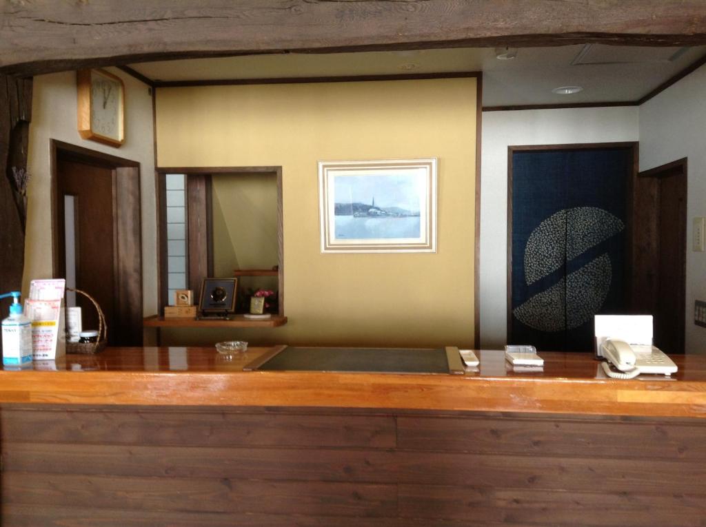 uma recepção com um telefone em cima em Hakuba Alpine Hotel em Hakuba