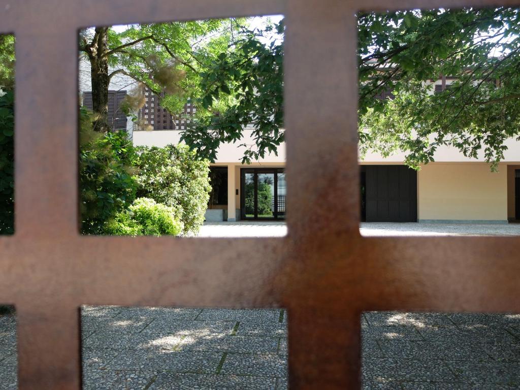 widok na budynek przez płot w obiekcie B&B Villa dei Calchi - Suite Room di Charme w mieście San Felice sul Panaro