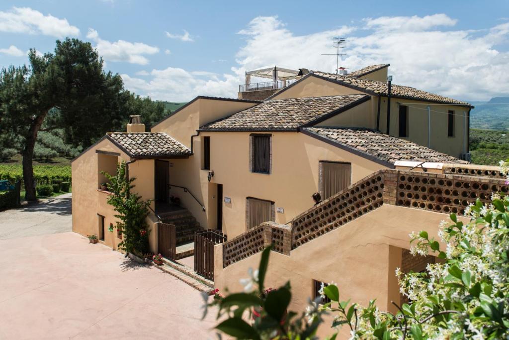 uma villa com vista para uma casa em Masseria del Vino em Loreto Aprutino