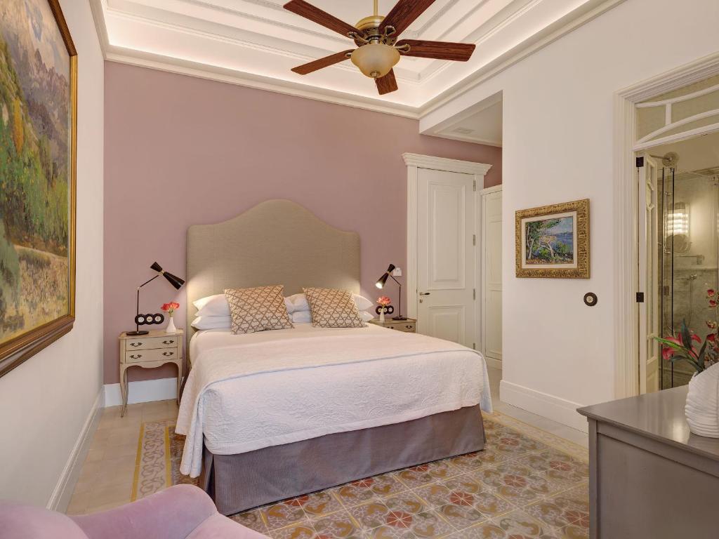 Postel nebo postele na pokoji v ubytování Hotel Gloria de Sant Jaume