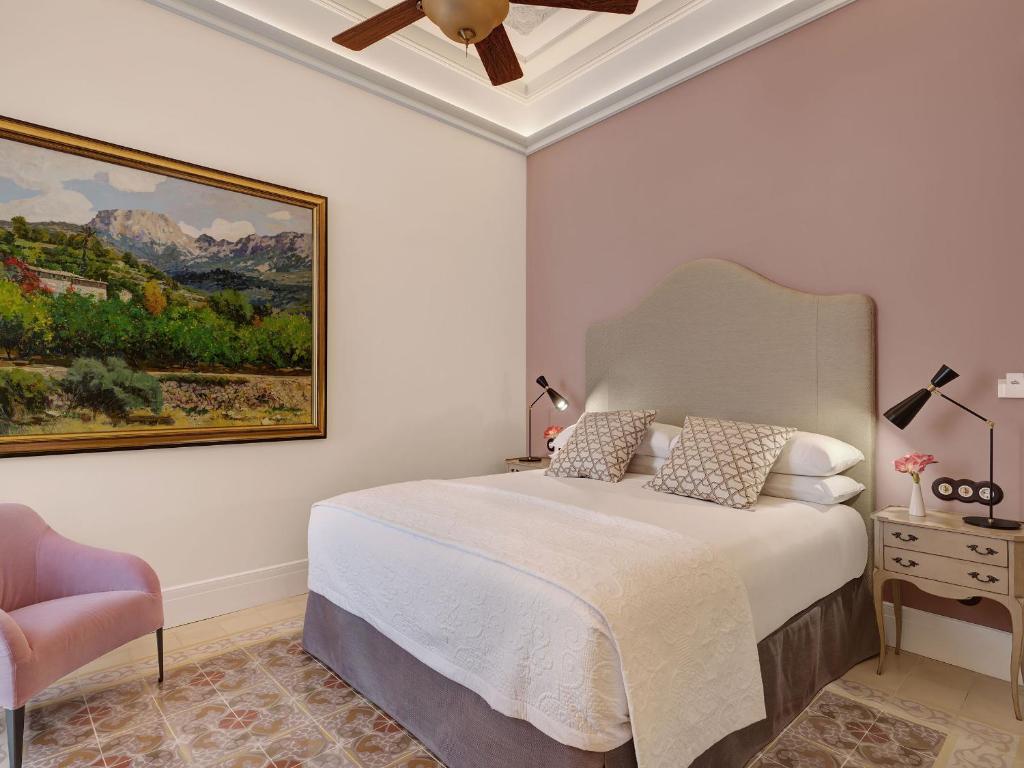 Postel nebo postele na pokoji v ubytování Hotel Gloria de Sant Jaume