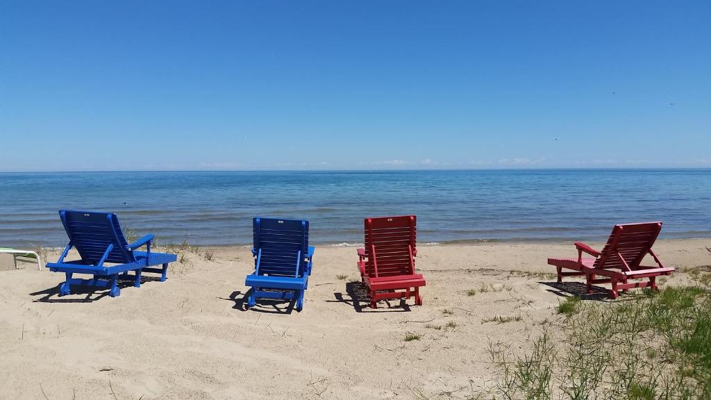 a group of lawn chairs sitting on the beach at Square Rigger Lodge in Jacksonport