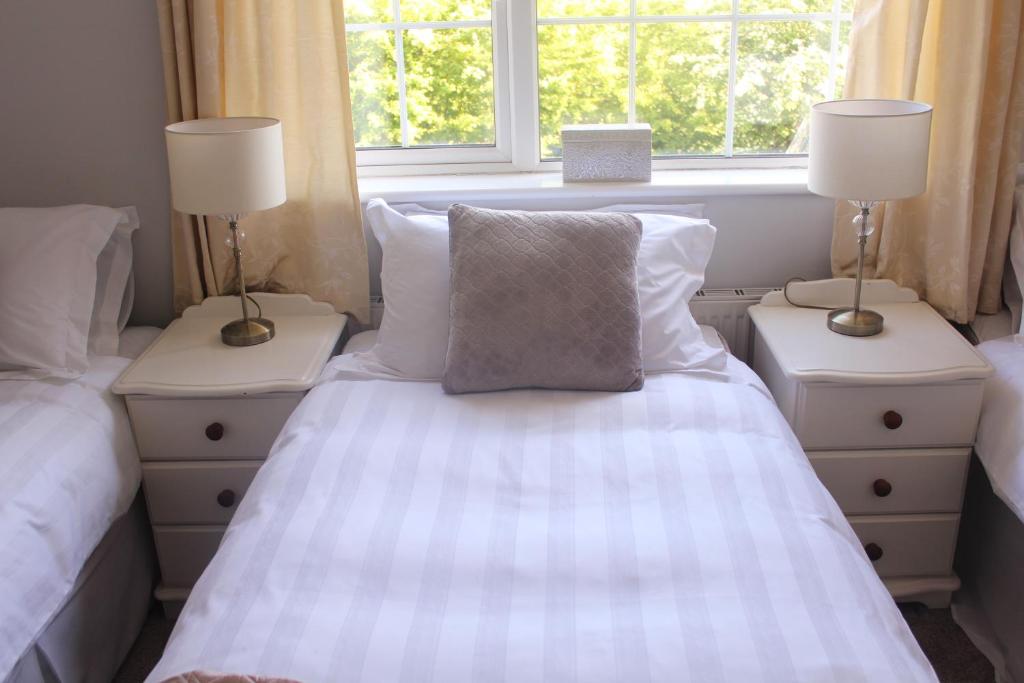 Postel nebo postele na pokoji v ubytování 5 mins walk to Carrick - Sleeps 12 - Off road parking - Modern house