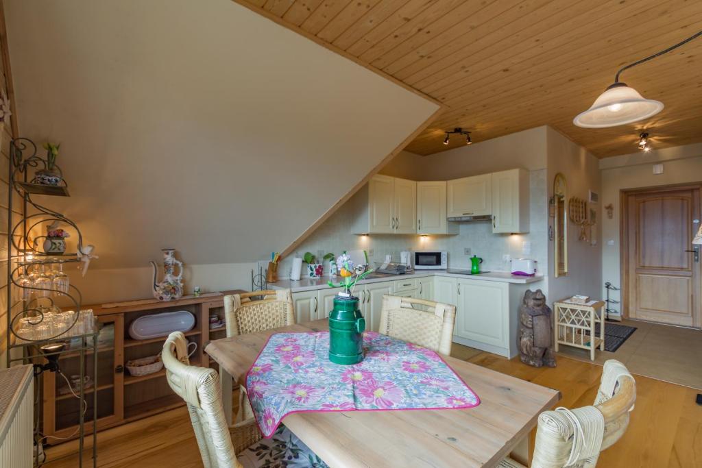 Kuchyň nebo kuchyňský kout v ubytování Apartament KROKUS