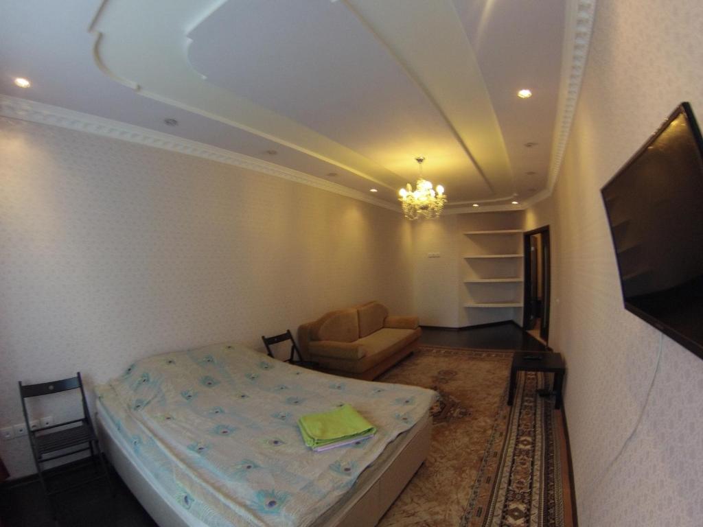 トヴェリにあるApartaments69の小さなベッドルーム(ベッド1台、テレビ付)