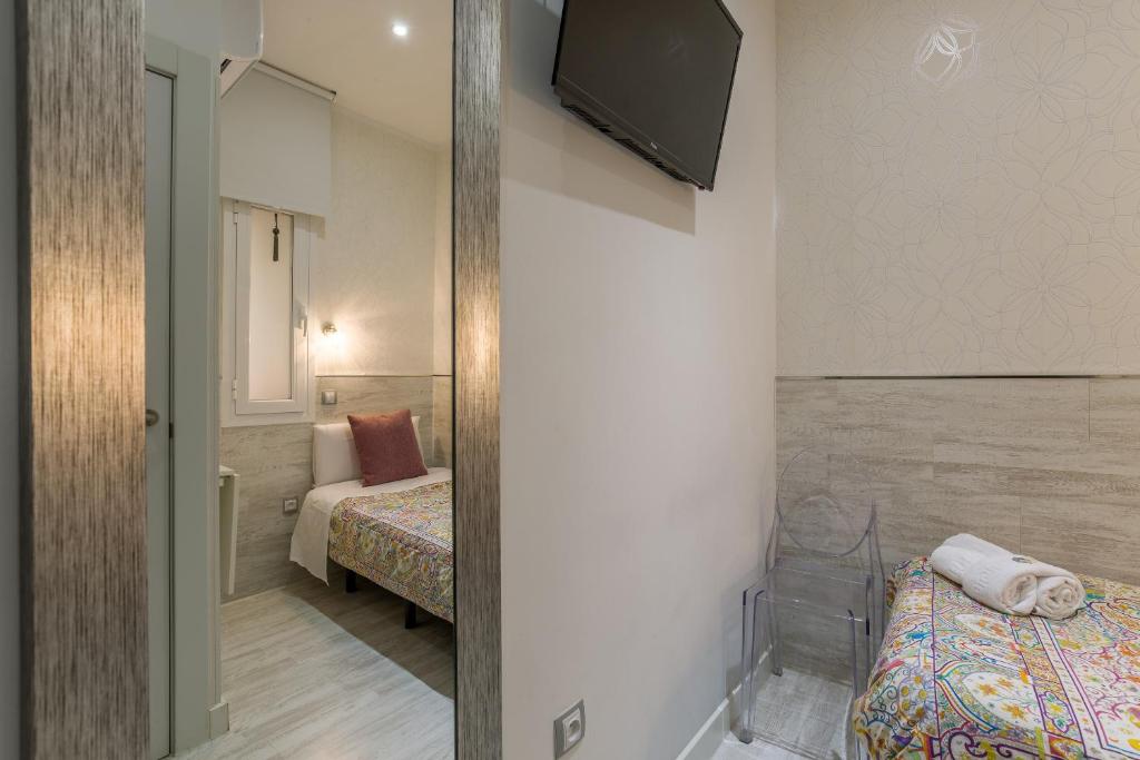 Hostal Met Madrid - Interior Single Room