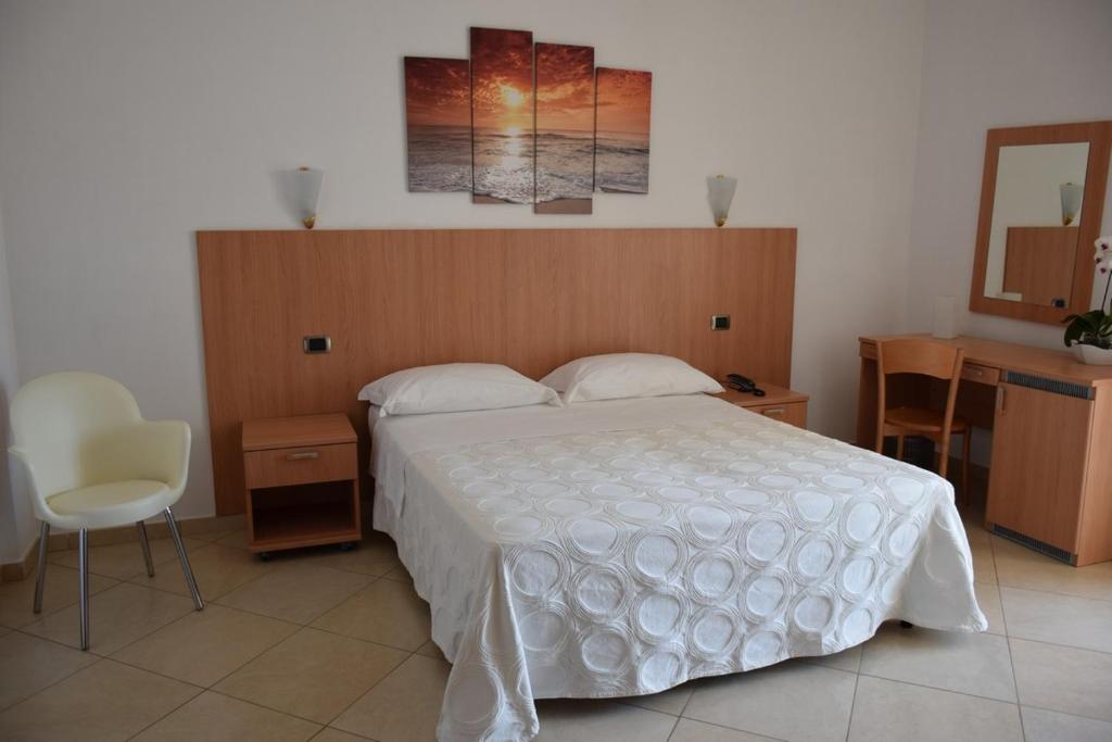 Postel nebo postele na pokoji v ubytování Hotel Maggiore