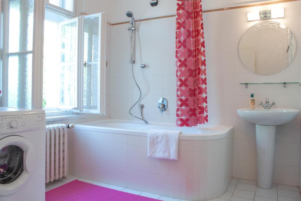 Koupelna v ubytování Flamingo Apartments