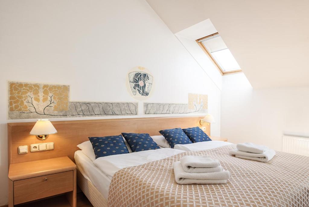 Postel nebo postele na pokoji v ubytování Hotel Tivoli Prague