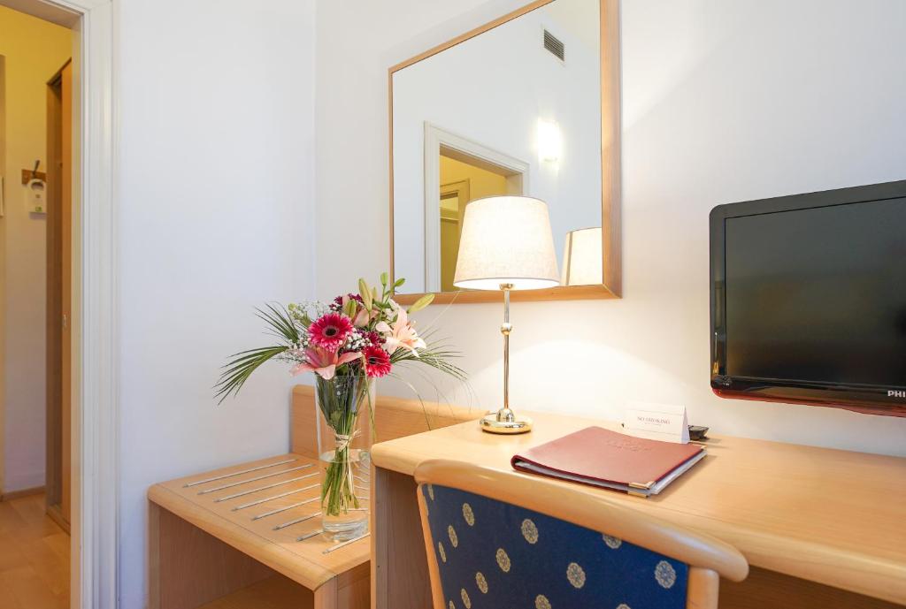 TV a/nebo společenská místnost v ubytování Hotel Tivoli Prague