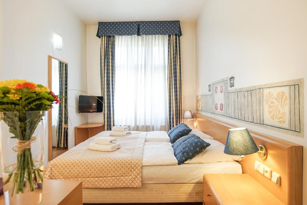 Postel nebo postele na pokoji v ubytování Hotel Tivoli Prague