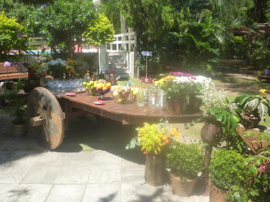 uma mesa de madeira com frutas e legumes em Fritz House no Rio de Janeiro