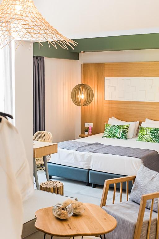 Postel nebo postele na pokoji v ubytování Sunshine Boutique Hotel