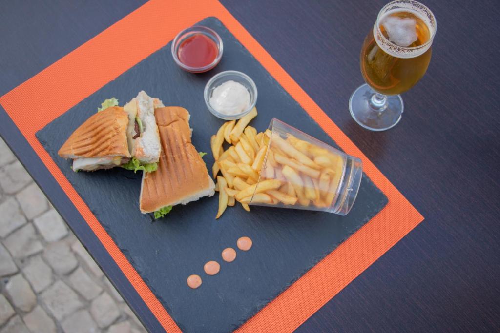 Comida en o cerca de este hotel