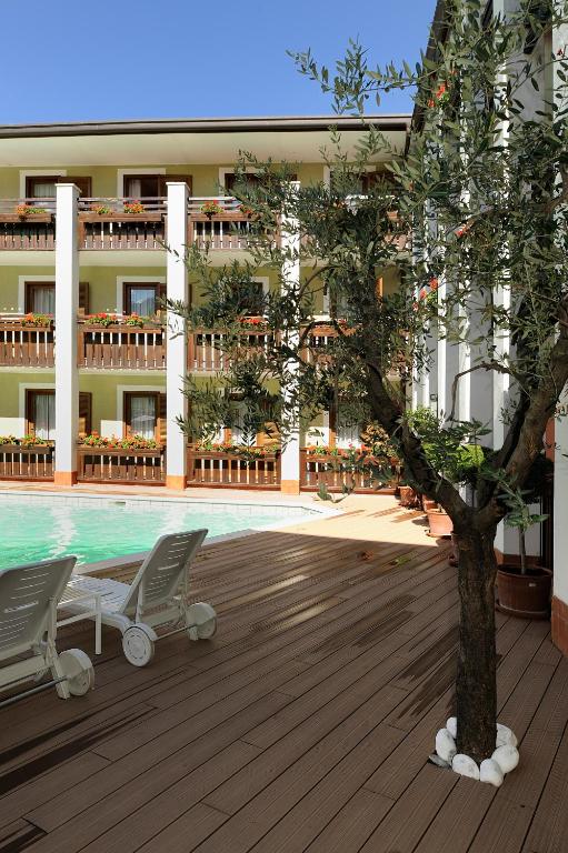 Bazén v ubytování Club Hotel e Residence La Vela nebo v jeho okolí
