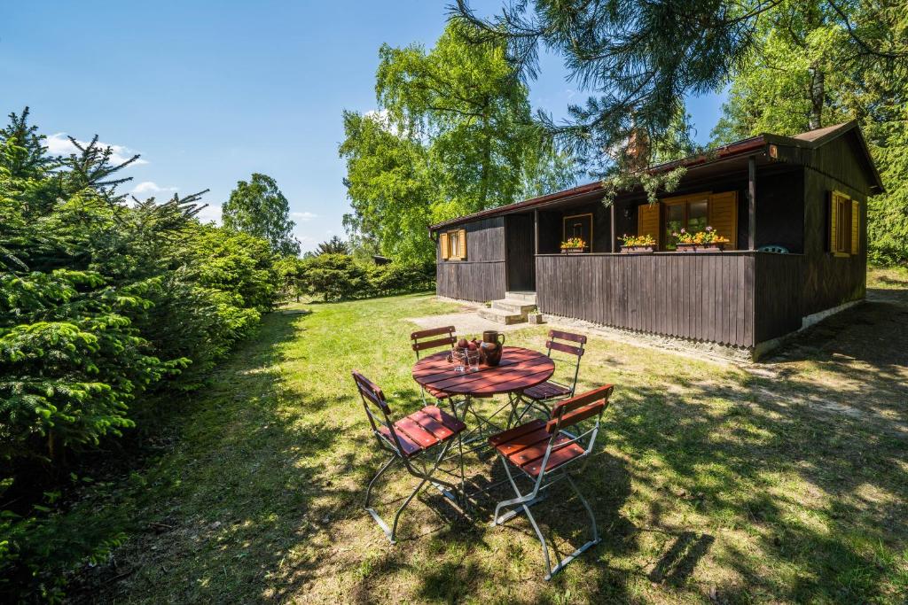 une table et des chaises devant une maison dans l'établissement Chata Kytlice, à Kytlice