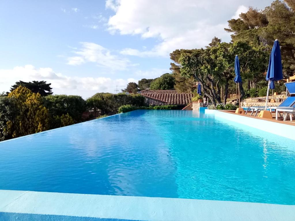 Basen w obiekcie Porto S.Stefano CalaPiccola lub w pobliżu