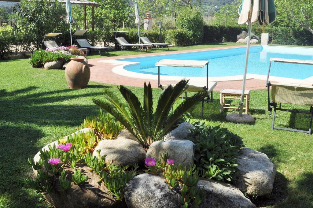 Bazén v ubytování Hotel Tirrena Bike & Country Hotel nebo v jeho okolí
