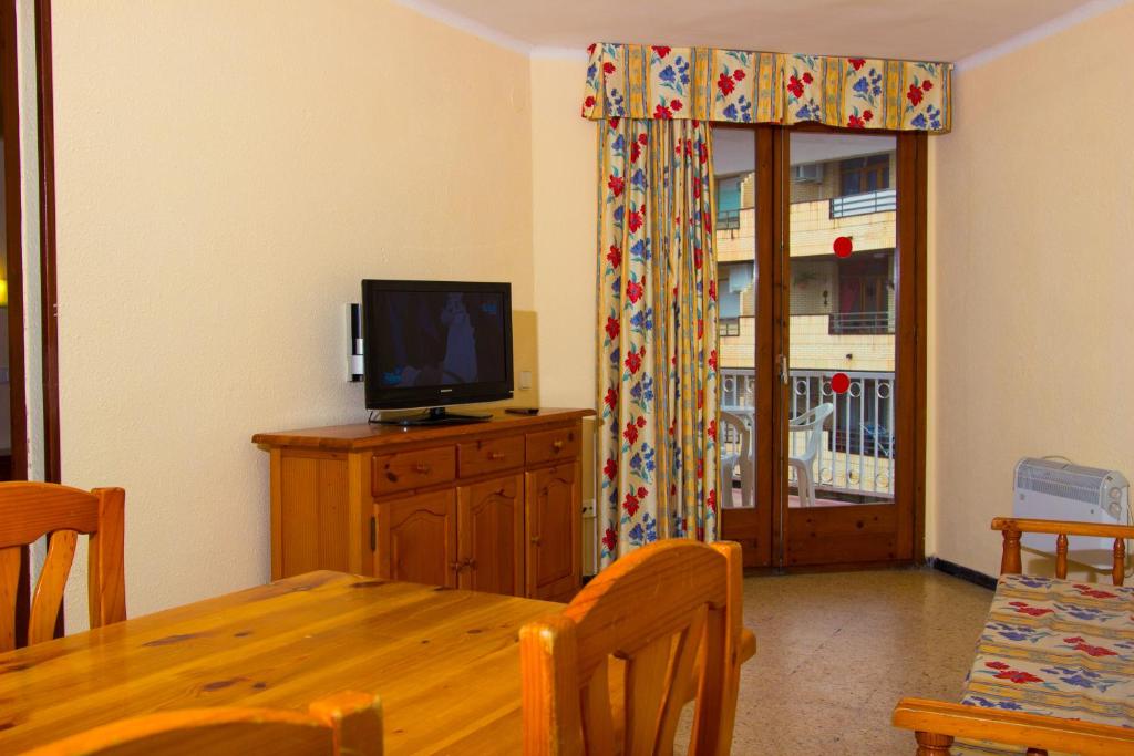 Televízia a/alebo spoločenská miestnosť v ubytovaní Apartamentos Bahia Dorada y Iris