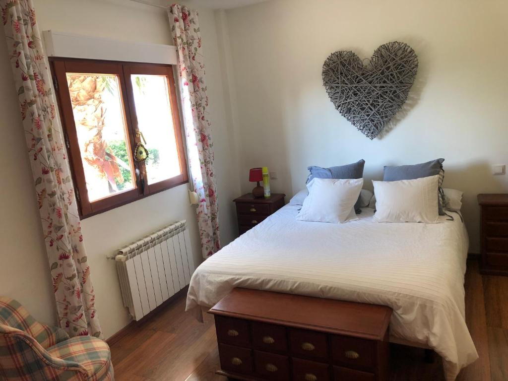 A bed or beds in a room at ***CHALET ALICANTE*** EXPERIENCIA UNICA