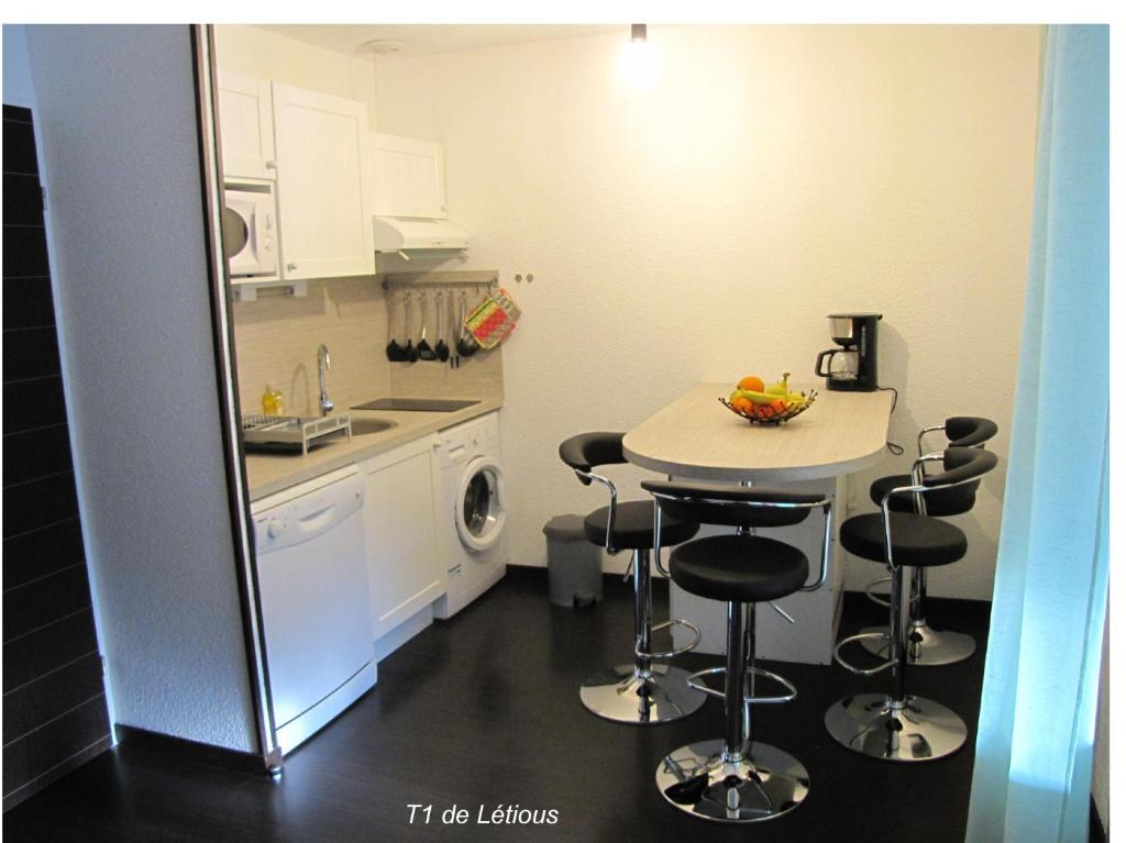 リュス・サン・ソヴァールにあるT1 cabine de Letiousの小さなキッチン(テーブル、椅子付)