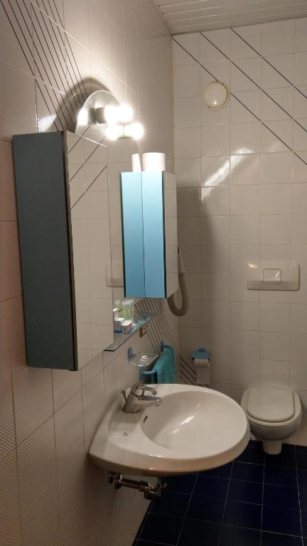 Koupelna v ubytování Europalace Hotel