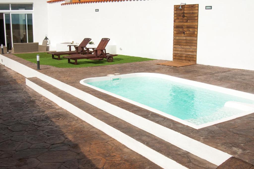 una piscina en medio de un patio en MARCELA&JOAQUIN MOUNTAIN HOUSE en Fasnia