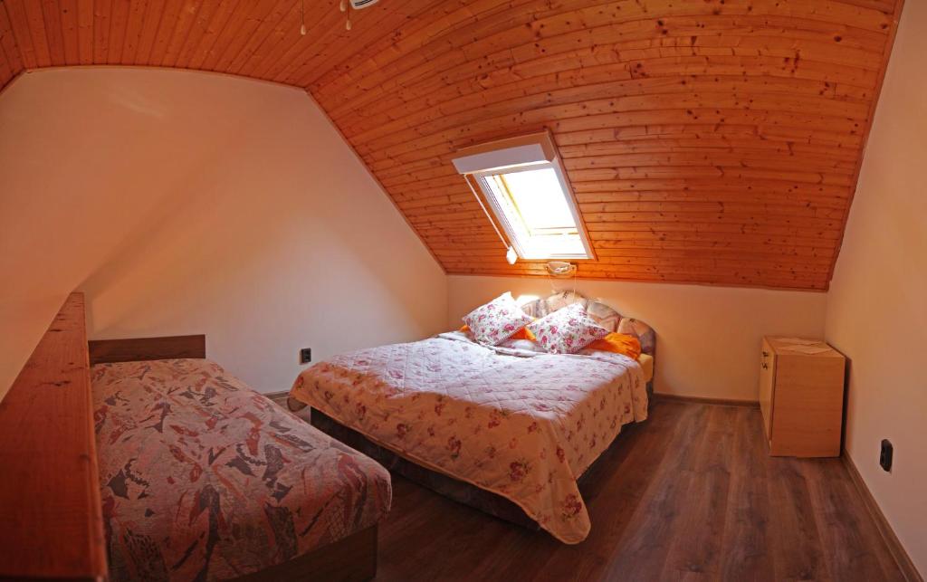 A bed or beds in a room at Pension Elisabeth