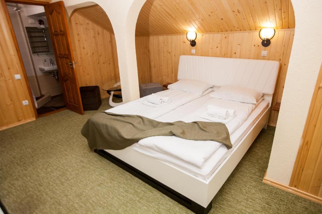 Postel nebo postele na pokoji v ubytování Zdybanka