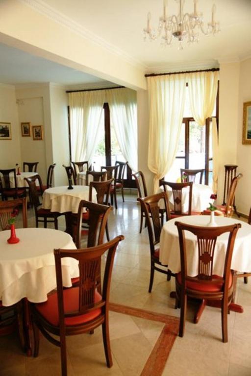 Reštaurácia alebo iné gastronomické zariadenie v ubytovaní Hotel Eden